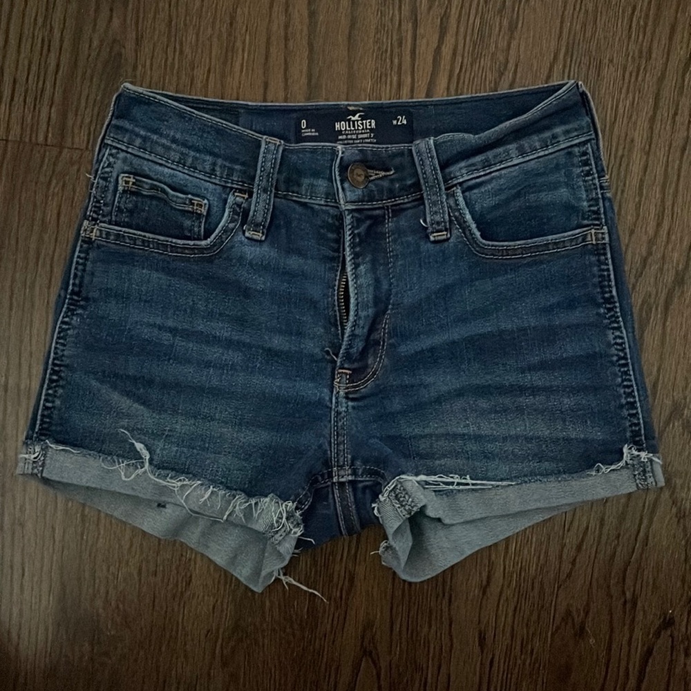 Hollister Mid Rise Jean Shorts 3”. Size 0/24